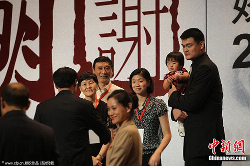 7月20日，上海，姚明退役发布会举行，姚明父母、妻子携女儿到场。CFP视觉中国