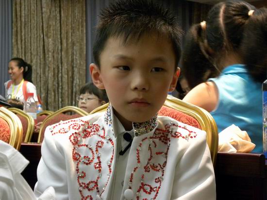 第六届POP全国少儿英语总决赛:这位小选手当时正发着高烧,最终他夺得了A组的冠军