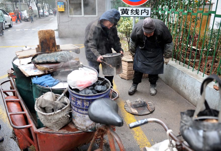 南京“烤梨爷爷”年近九旬自食其力