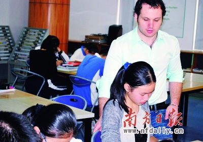初中国际班:数学课用英语上 词典比课本翻得勤