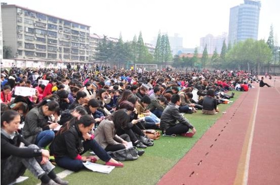 4月14日下午市二十中讲座现场:听众顶着烈日席地而坐