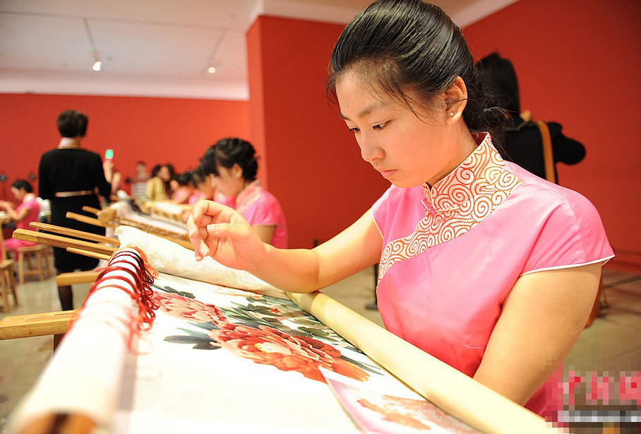 湖南高校办湘绣展 湘绣

美女受热捧