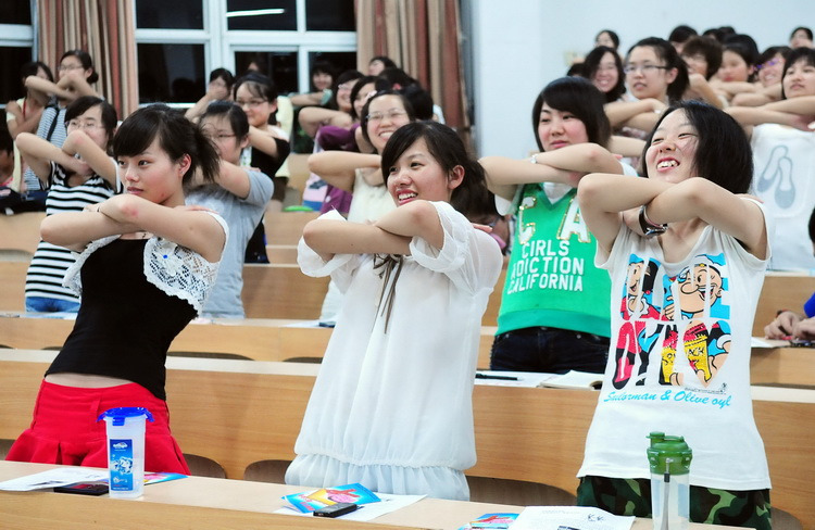 女大学生学做痛经操