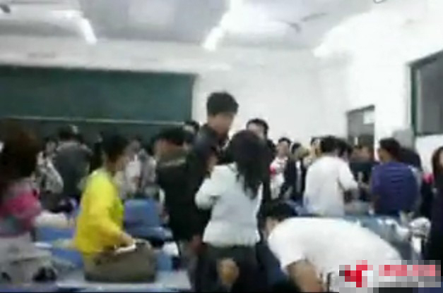 大学生为占座群殴