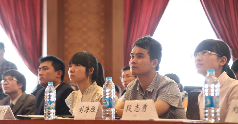 自强之星专注聆听