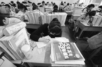 公办复读班变身民办校搞补习 年赚230万不退市