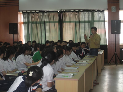 大连新东方高考英语全国巡讲走进铁路中学