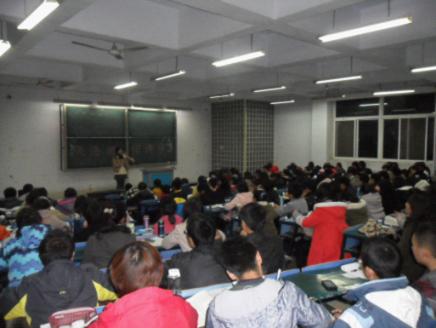 2012年大学英语四级巡讲走进郑州大学新校区