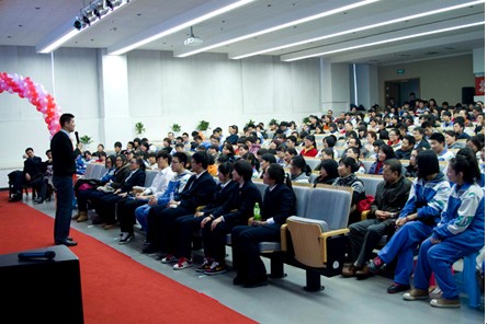 北京新东方中小学一对一系列公益巡讲走进东方