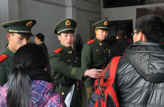 2013研究生考试开考 武警严查考生证件