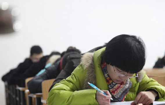 2013研究生考试开考 武警严查考生证件