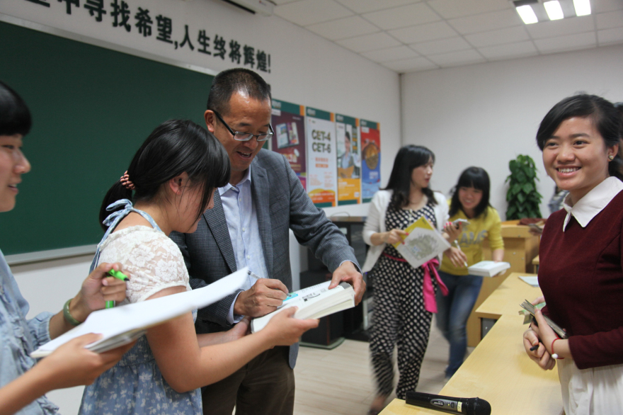 俞敏洪莅临新东方昆明学校视察工作_企业文化