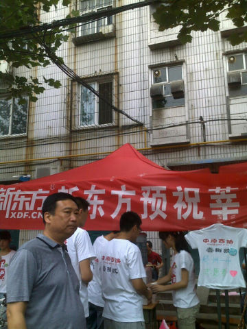 新东方为郑州16中、19中学高考考点爱心送水