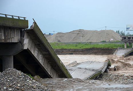 双语新闻:四川持续暴雨 引发都江堰泥石流