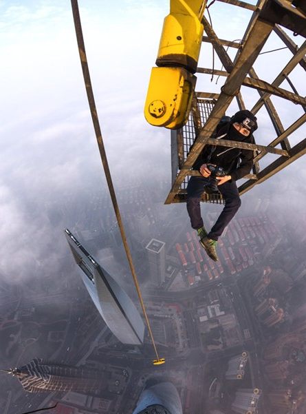 俄罗斯攀高狂人徒手爬上海中心大厦 看着都腿