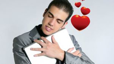 美国一男子申请和电脑结婚 称与电脑结婚风险