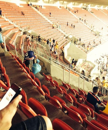 日本球迷赛后冒雨捡垃圾 世界杯获称赞