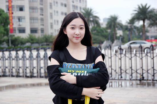 新东方学员黄家黛:嘻哈古典于一身“最美学霸” 新东方学员黄家黛:嘻哈古典于一身“最美学霸”