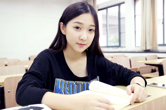 新东方学员黄家黛:嘻哈古典于一身“最美学霸” 新东方学员黄家黛:嘻哈古典于一身“最美学霸”