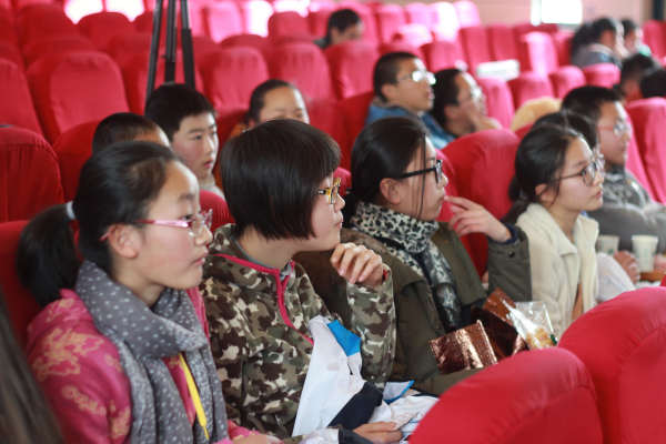 选手刚表演完，就化身为最投入的观众