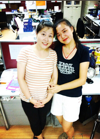 彭俐和她的新东方老师张喆一起