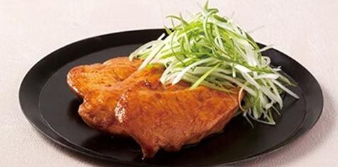 美味可口的韩式烤鸡胸与烤茄料理   