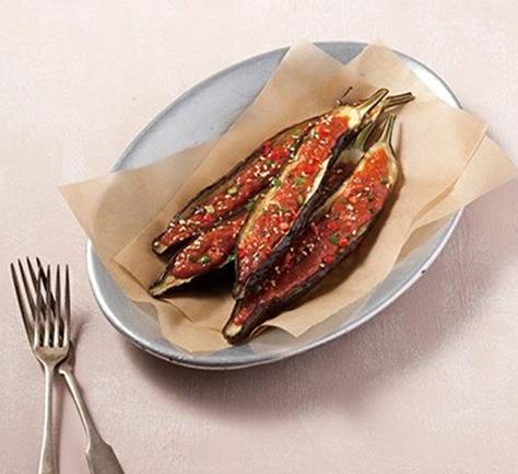 美味可口的韩式烤鸡胸与烤茄料理   