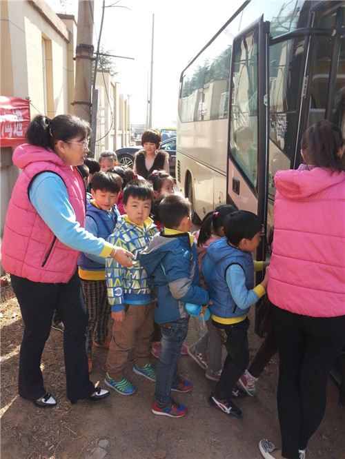 青岛爱莉斯小哈佛幼儿园（城阳园）举行参观小学活动