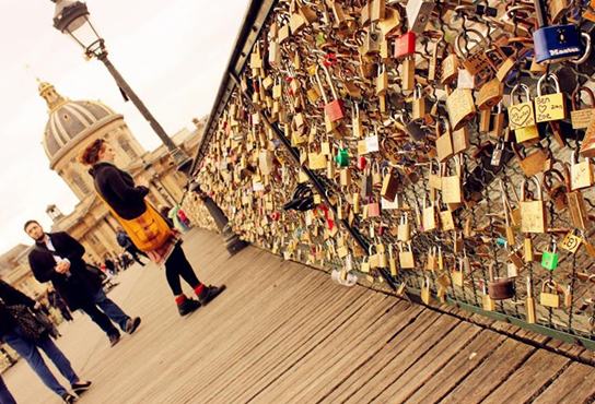 巴黎“爱情索桥”拆锁  70万对情侣爱情的见证全部拆光