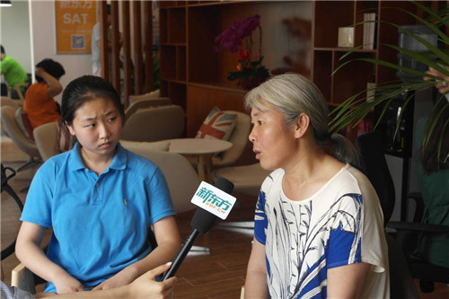 学员及家长接受新东方记者采访