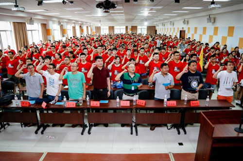 老师和学员们庄严宣誓