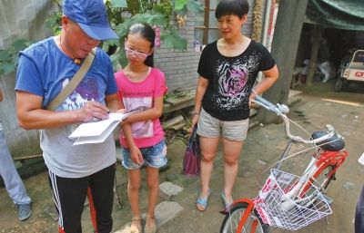 12岁女孩起挑起全家重担 记14页感恩账