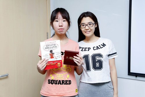 张菁（左）与数学老师李盼合影
