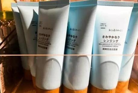 　　下面是日本网友ABOUT ME在深圳名创优品”体验：