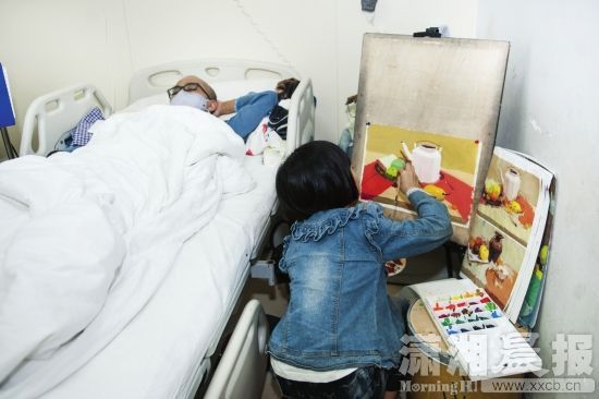 8岁女童卖画为白血病父亲筹集手术费