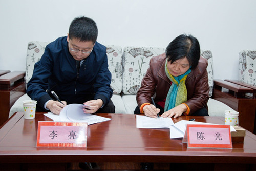 李亮老师和何副校长在合作协议中签字