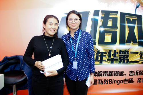 北京新东方英语学习部国贸中心高级主管邓燕与一等奖得主合影