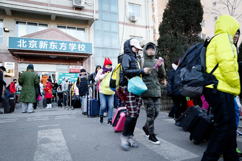 学生们有序地前往乘坐班车处