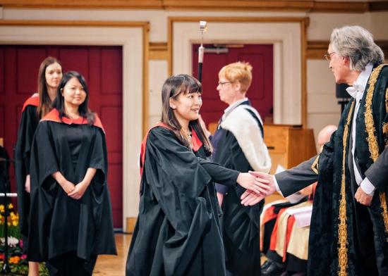 日本真子公主低调出席莱斯特大学毕业典礼