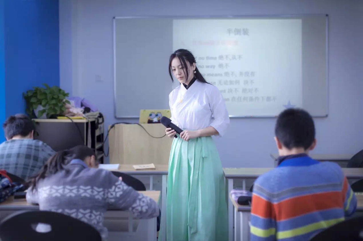新东方李诗媛：穿着汉服教英语 学生喜欢家长满意
