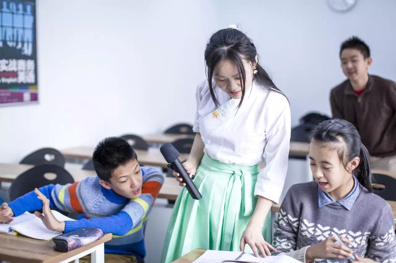 新东方李诗媛：穿着汉服教英语 学生喜欢家长满意