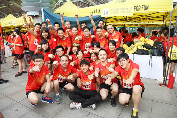 新东方员工参加北京城市乐跑赛，并取得较好成绩。