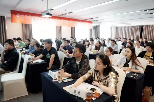 新东方华中区域学校16财年第二次管理干部会议顺利举行