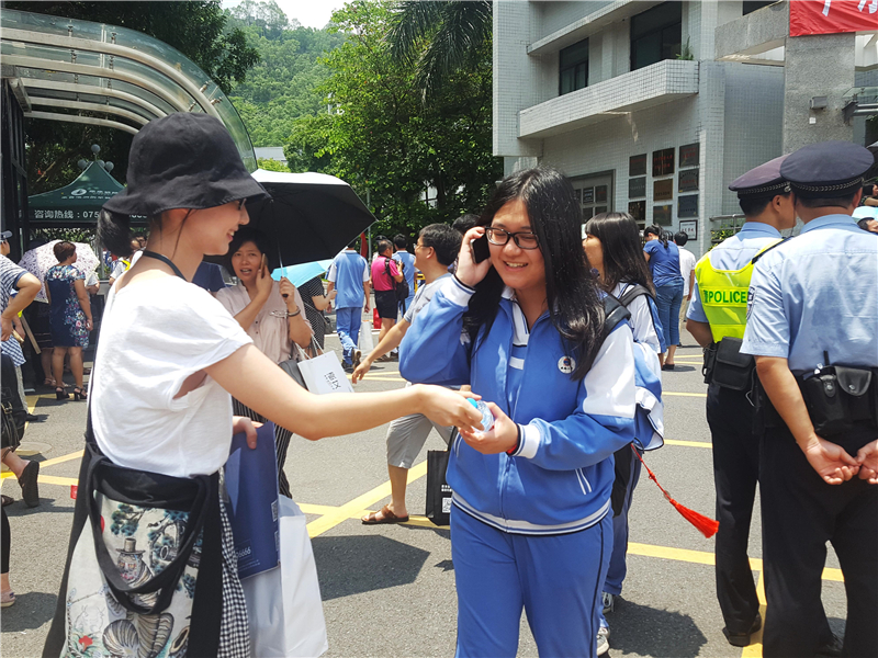 给考完的学子送水