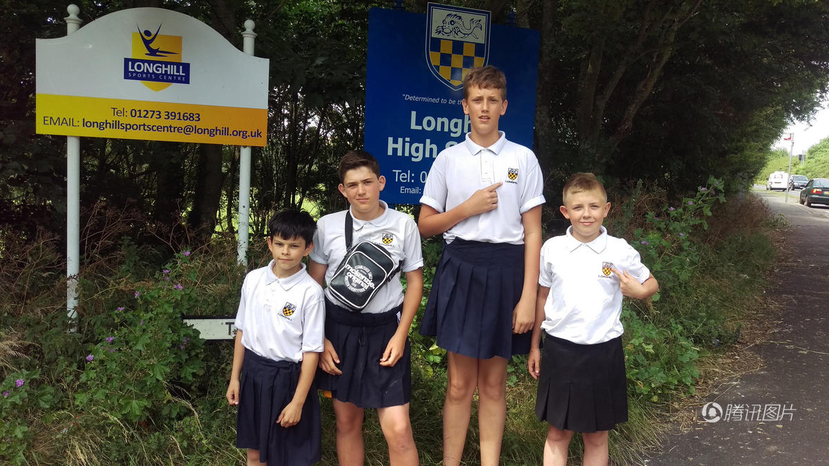 英国一中学禁止男生穿短裤 学生穿裙子抗议