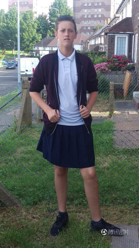 英国一中学禁止男生穿短裤 学生穿裙子抗议