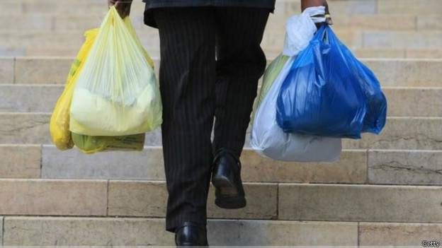 　　5个P算什么，谁在乎?塑料购物袋一年里少用了60亿个，这说明大多数英国人当然在乎，而且很在乎。