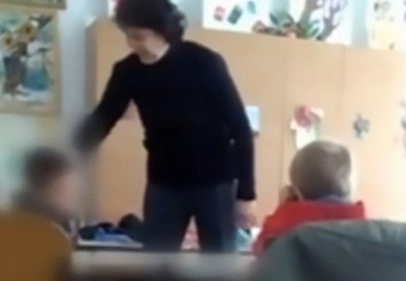 罗马尼亚幼儿园教师虐待儿童被家长举报