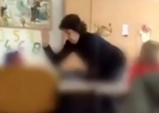 罗马尼亚幼儿园教师虐待儿童被家长举报