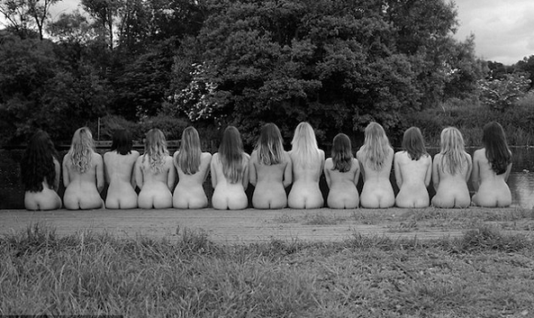 据英国《每日邮报》11月8日消息，英国华威大学女生赛艇队拍摄裸体新版2017年年历，首次征程为麦克米兰抗癌机构筹资12,000英镑(约合10万人民币)。